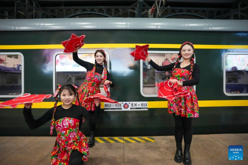 Des actrices présentent un spectacle folklorique pour les passagers sur le quai de la gare de Harbin, capitale de la province du Heilongjiang (nord-est de la Chine), le 22 décembre 2025. (Xinhua/Wang Song)