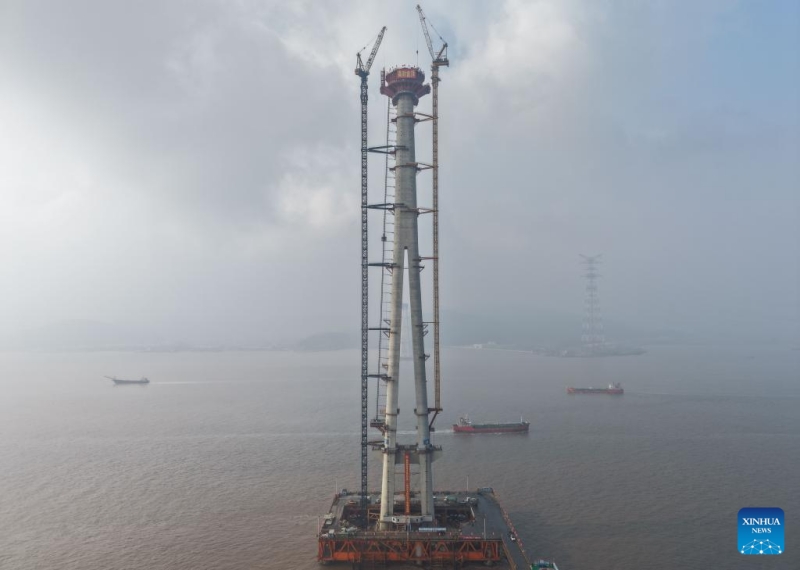 Zhejiang : la plus haute tour de pont construite en mer coiffée à Zhoushan