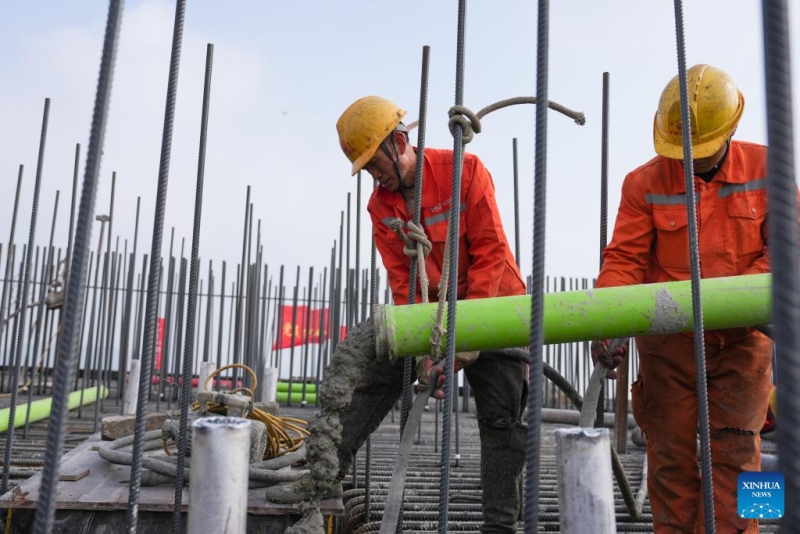 Zhejiang : la plus haute tour de pont construite en mer coiffée à Zhoushan