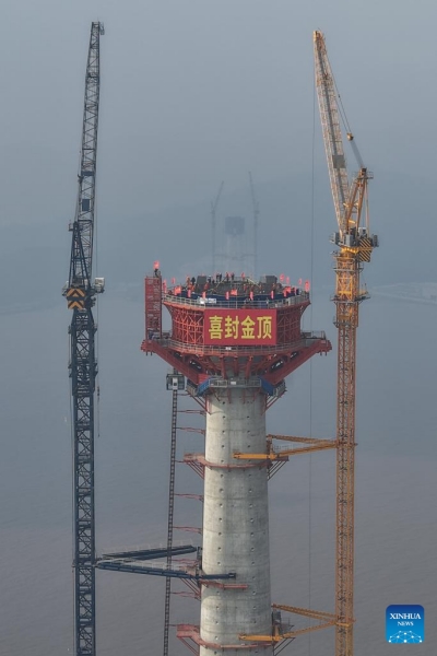 Zhejiang : la plus haute tour de pont construite en mer coiffée à Zhoushan