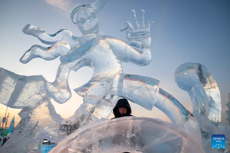 Heilongjiang : les concurrents brillent au 37e Concours international de sculpture sur glace de Harbin