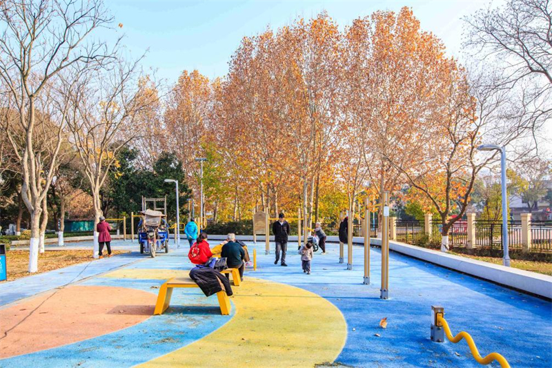 Le Parc Shenshan de la ville de Wuhu, dans la province de l'Anhui (est de la Chine), où de nombreux habitants viennent faire de l'exercice, se détendre et profiter du bien-être écologique de la ville. (Photo / Tao Haijin)