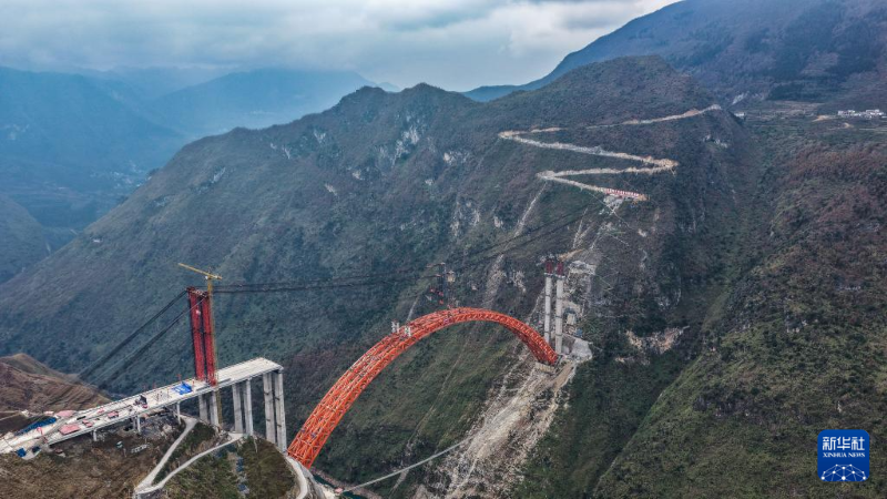 Guizhou : le pont de l'autoroute Anpan sur la rivière Guniu fermé avec succès