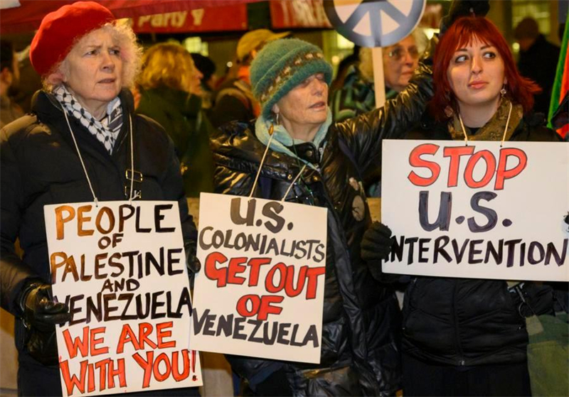 Des manifestants protestent contre l'action militaire américaine contre le Venezuela devant le 10 Downing Street à Londres, au Royaume-Uni, le 5 janvier 2026. (Xinhua/Ray Tang)