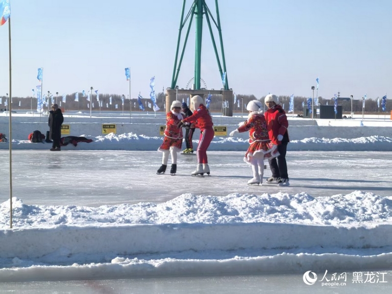 Des patineurs s'entraînent à Harbin, dans la province du Heilongjiang (nord-est de la Chine). (Zhang Qi / Le Quotidien du Peuple en ligne)