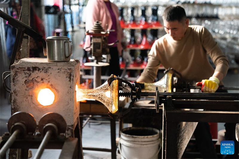 Anhui : Shiliang développe un secteur de production distinctif de narguilés avec son patrimoine du verre d'art