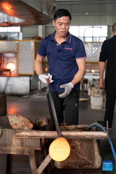 Anhui : Shiliang développe un secteur de production distinctif de narguilés avec son patrimoine du verre d'art