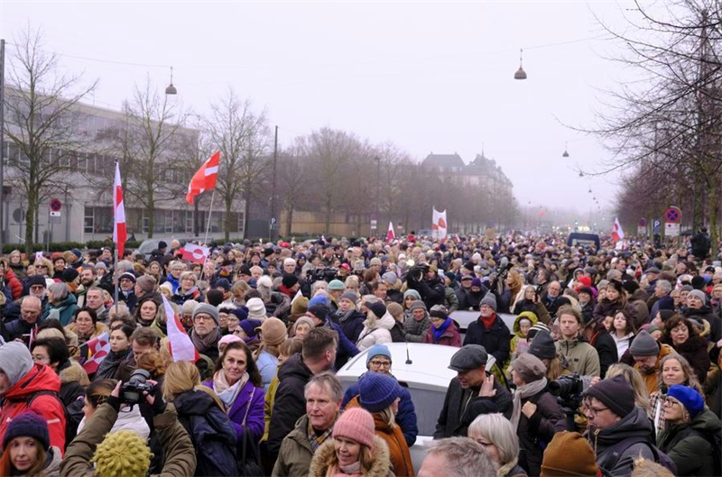 Des manifestants se rassemblent pour protester contre les actions et les déclarations des Etats-Unis suggérant un contrôle sur le Groenland devant l'ambassade américaine à Copenhague, au Danemark, le 17 janvier 2026. (Xinhua/Liu Zhichao)