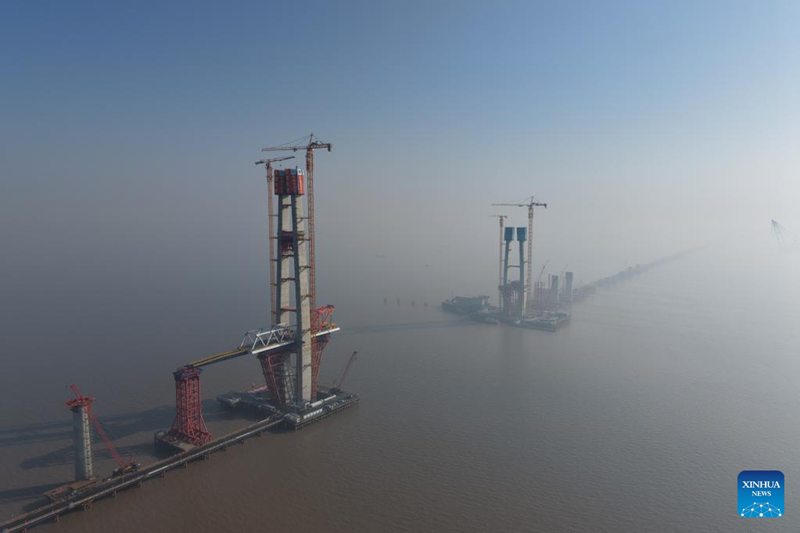 Zhejiang : la tour principale du pont du canal de navigation du nord est terminée