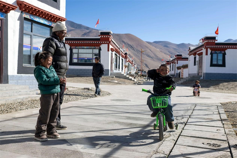 Pasang Dondrup (à droite), 8 ans, joue avec des amis dans le village de Zingkar du canton de Chamco, dans le comté de Dingri de la région autonome du Xizang (sud-ouest de la Chine), le 14 décembre 2025. (Weng Qiyu/Le Quotidien du Peuple en ligne)
