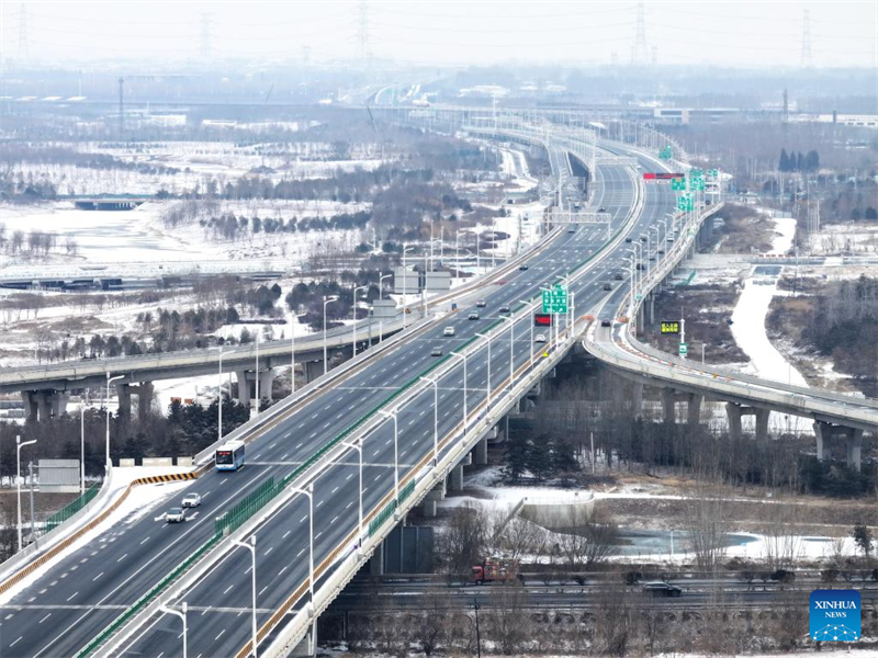 Photo aérienne prise le 18 janvier 2026 montrant l'autoroute Beijing-Xiong'an dans la nouvelle zone de Xiong'an, dans la province du Hebei (nord de la Chine). (Zhu Xudong/Xinhua)