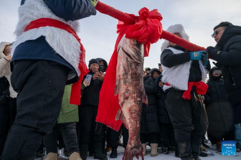 Heilongjiang : le Festival de pêche hivernale du lac Xingkai 2026 a commencé