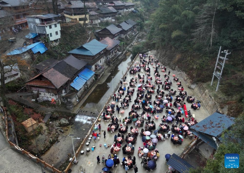 Photo aérienne prise par un drone montrant des villageois du groupe ethnique Miao assistant à un banquet lors des célébrations traditionnelles du Nouvel An Miao, dans le village de Dangjiu du canton de Gandong, dans le comté autonome Miao de Rongshui de la région autonome Zhuang du Guangxi (sud de la Chine), le 20 janvier 2026, journée qui a également marqué le terme solaire du Grand Froid (Dahan) du calendrier lunaire chinois traditionnel. (Huang Xiaobang / Xinhua)