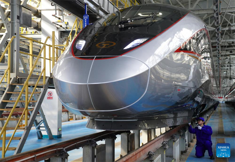 Beijing : les membres du personnel des trains à grande vitesse se préparent pour la vague de voyages de la Fête du Printemps