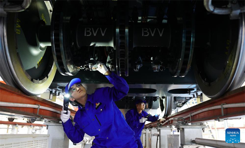 Beijing : les membres du personnel des trains à grande vitesse se préparent pour la vague de voyages de la Fête du Printemps