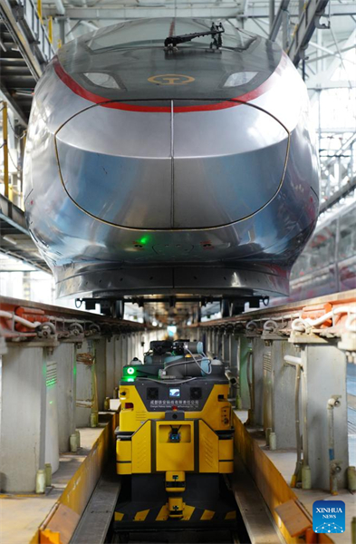 Beijing : les membres du personnel des trains à grande vitesse se préparent pour la vague de voyages de la Fête du Printemps