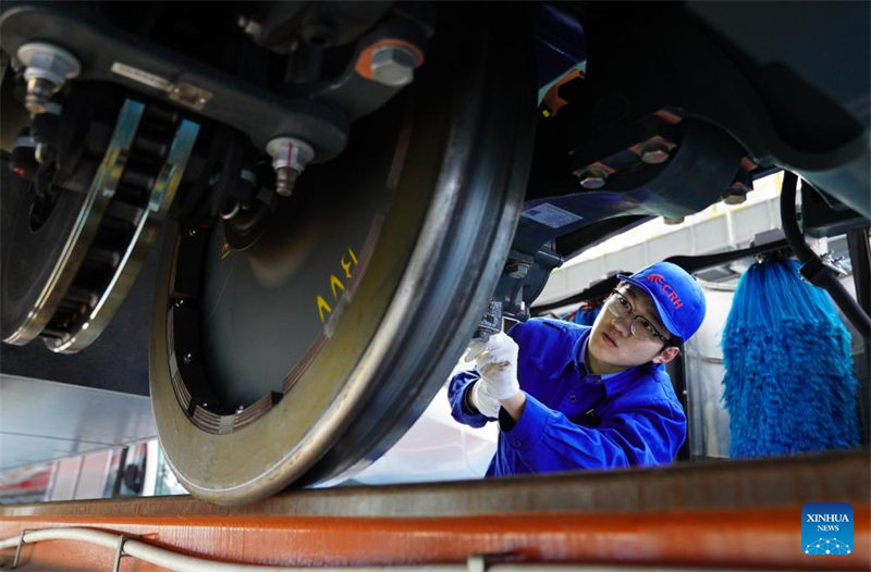 Beijing : les membres du personnel des trains à grande vitesse se préparent pour la vague de voyages de la Fête du Printemps