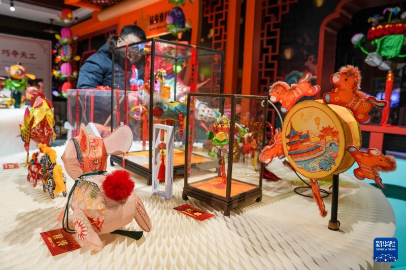 Jiangsu : ouverture du splendide 40e Festival des lanternes de Qinhuai à Nanjing