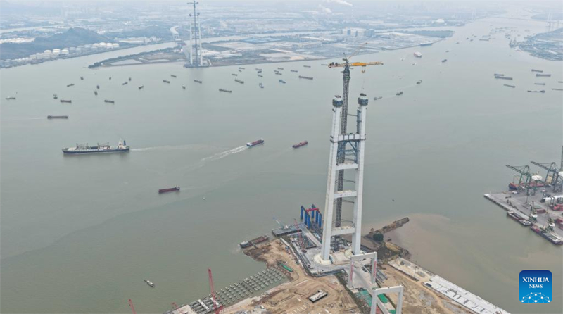 Guangdong : les tours principales du grand pont de Shiziyang dépassent 300 mètres