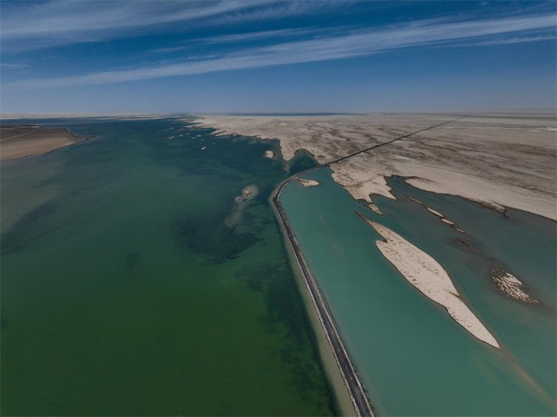 Photo aérienne prise par un drone le 22 avril 2024 montrant une vue du lac Xi Taijnar, dans la préfecture autonome mongole-tibétaine de Haixi de la province du Qinghai (nord-ouest de la Chine). (Zhang Long/Xinhua)
