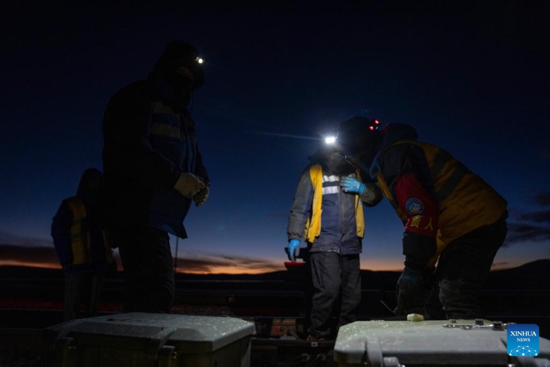 Des ouvriers rénovent l'apparence d'une machine à signaux dans le comté d'Amdo, à Nagqu, dans la région autonome du Xizang (sud-ouest de la Chine), le 23 janvier 2026. (Tenzing Nima Qadhup / Xinhua)