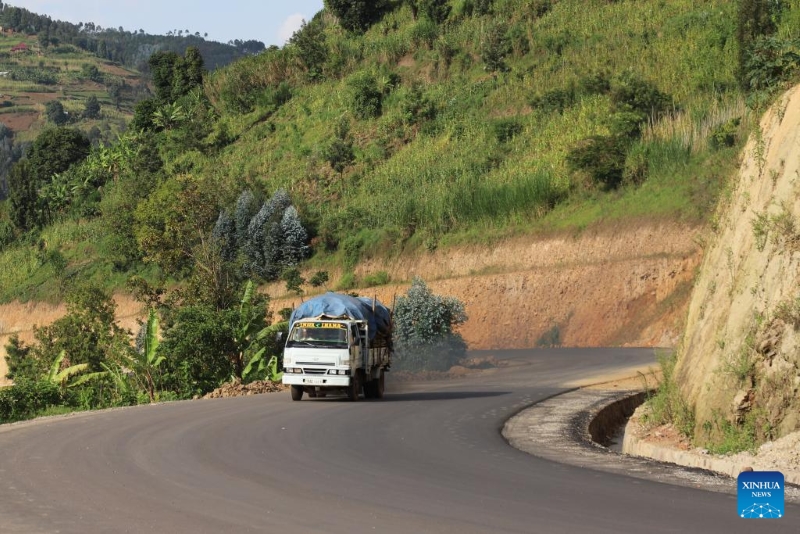 Photo prise le 21 janvier 2026 montrant un véhicule circulant sur une route construite par China Road and Bridge Corporation dans la province du Nord du Rwanda. (Ju Yinhe / Xinhua)