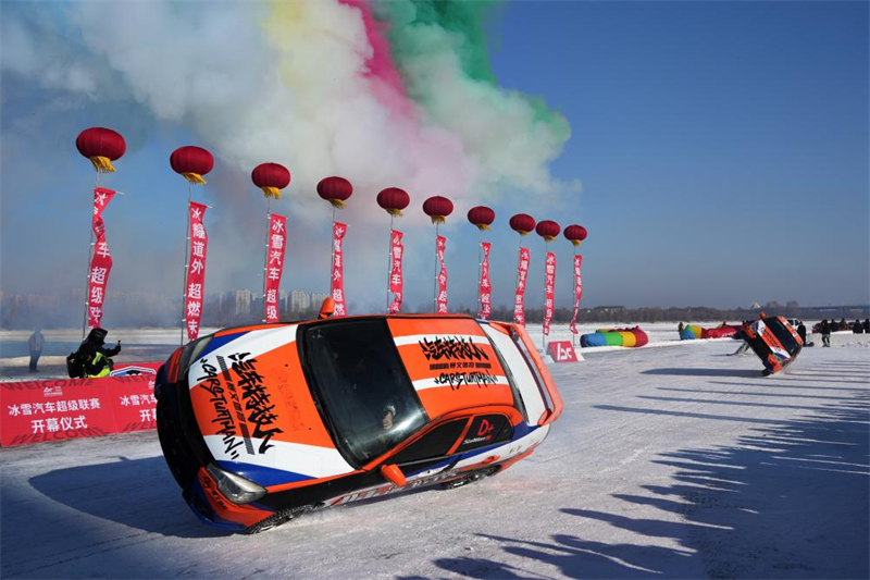 Des voitures se produisent sur une piste de glace le 25 janvier, lors de la cérémonie d'ouverture de la Super Ligue automobile de glace et de neige 2026 à Harbin, capitale de la province du Heilongjiang (nord-est de la Chine). (Wang Zuo/Xinhua)
