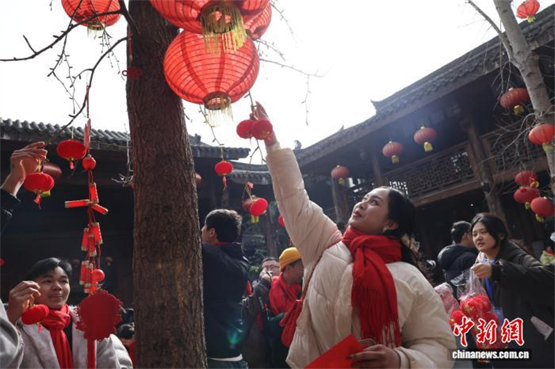 Sichuan : les étudiants étrangers découvrent la culture de la Fête du Printemps à Langzhong