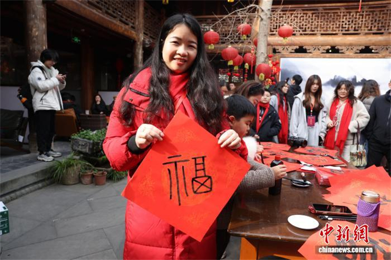 Sichuan : les étudiants étrangers découvrent la culture de la Fête du Printemps à Langzhong