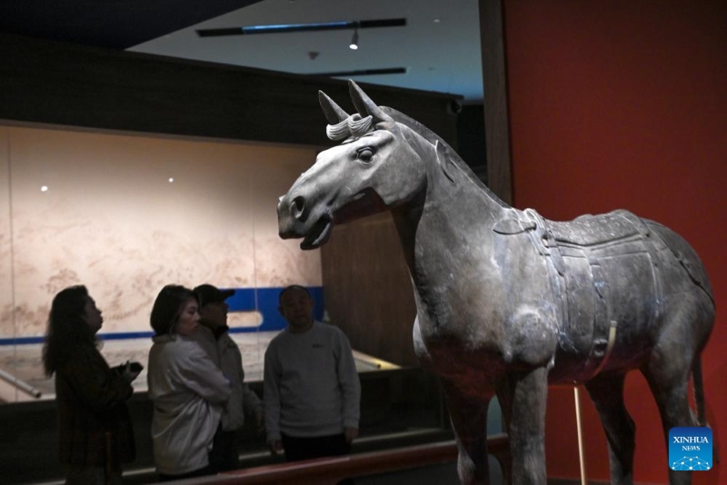 Des gens visitent une exposition sur le thème de l'Année du Cheval du zodiaque chinois au Musée national de Chine, le 29 janvier 2026 à Beijing. (Jin Liangkuai / Xinhua)