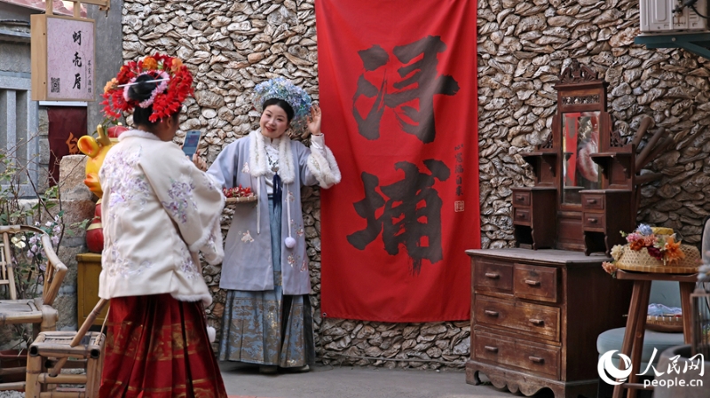 Fujian : les couvre-chefs fleuris de Xunpu laissent de beaux souvenirs aux influenceurs du voyage européens