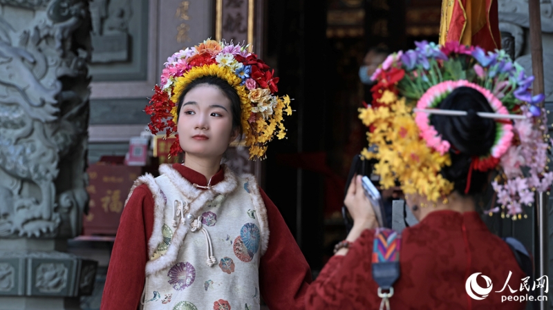 Fujian : les couvre-chefs fleuris de Xunpu laissent de beaux souvenirs aux influenceurs du voyage européens