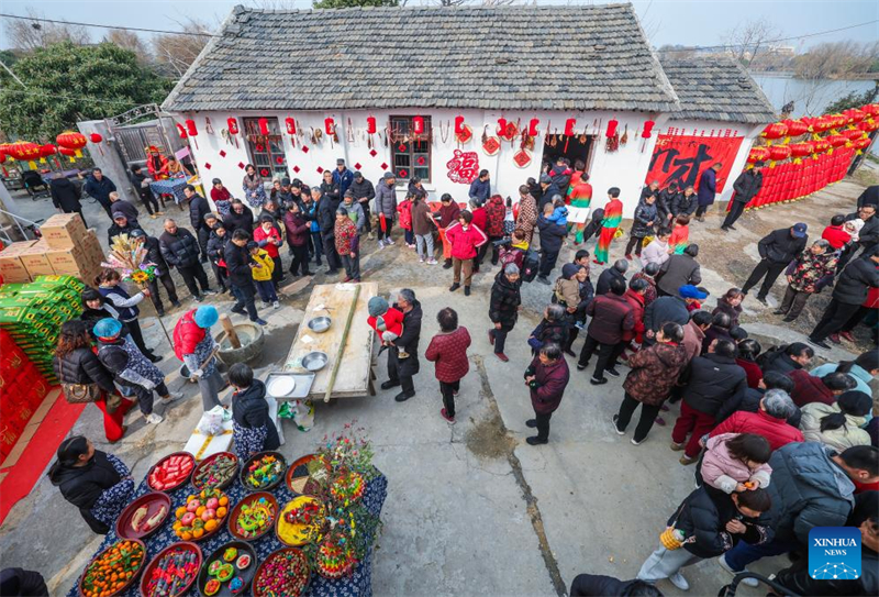 Des villageois participent à une célébration du Nouvel An chinois dans le village de Mojiaqiao à Hangzhou, capitale de la province du Zhejiang (est de la Chine), le 2 février 2026. (Xu Yu/Xinhua)