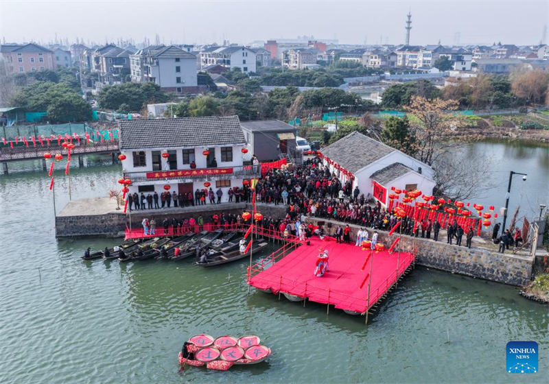 Zhejiang : des activités festives organisées à l'approche du Nouvel An chinois dans le village de Mojiaqiao, à Hangzhou