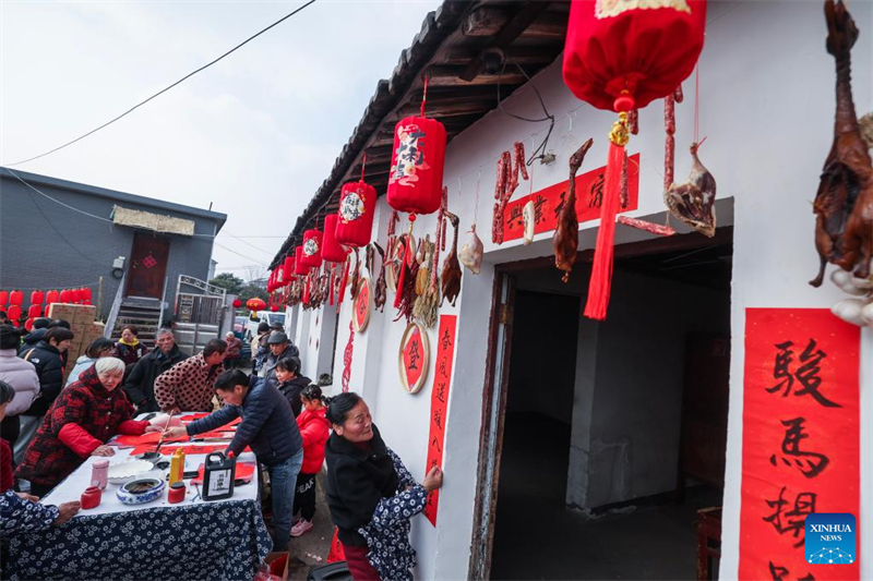 Zhejiang : des activités festives organisées à l'approche du Nouvel An chinois dans le village de Mojiaqiao, à Hangzhou