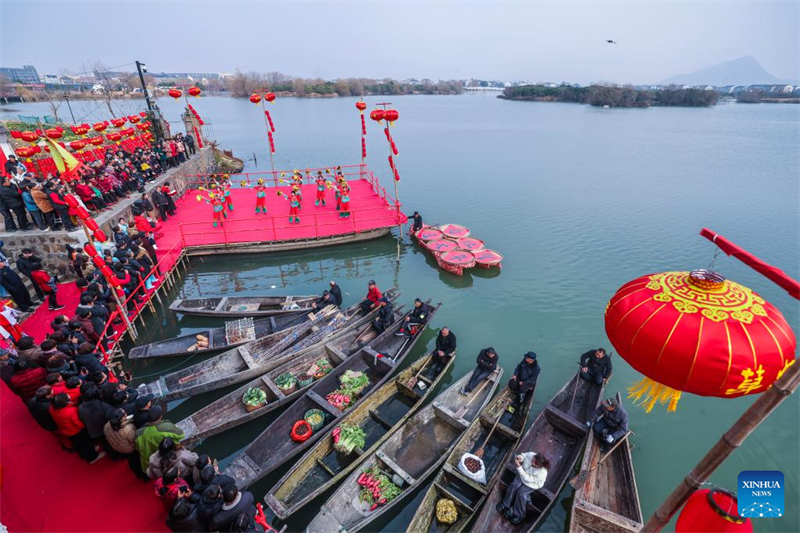 Zhejiang : des activités festives organisées à l'approche du Nouvel An chinois dans le village de Mojiaqiao, à Hangzhou