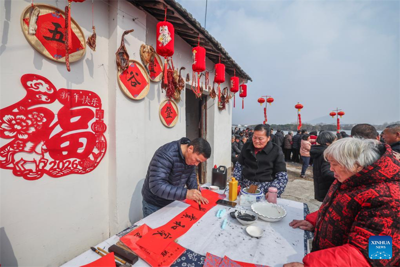 Zhejiang : des activités festives organisées à l'approche du Nouvel An chinois dans le village de Mojiaqiao, à Hangzhou