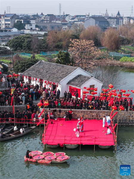 Zhejiang : des activités festives organisées à l'approche du Nouvel An chinois dans le village de Mojiaqiao, à Hangzhou
