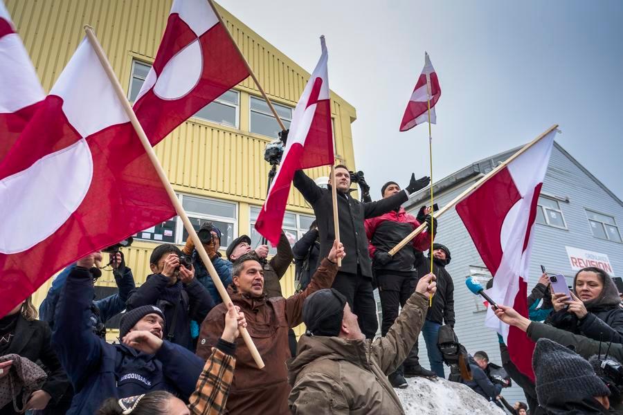 Le Premier ministre du Groenland, Jens-Frederik Nielsen (à gauche, sur la neige), participe à une manifestation à Nuuk, la capitale du Groenland, territoire autonome du Danemark, pour protester contre les actions des Etats-Unis et des déclarations suggérant une prise de contrôle du Groenland, le 17 janvier 2026. (Xinhua/Anders Kongshaug)