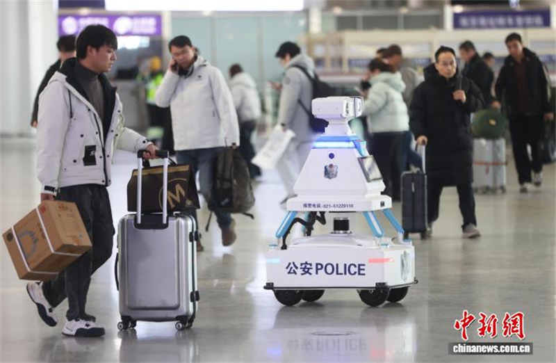 Jiangsu : un robot policier assure la sécurité à la gare de Nanjing Sud pendant la vague de voyages de la Fête du Printemps