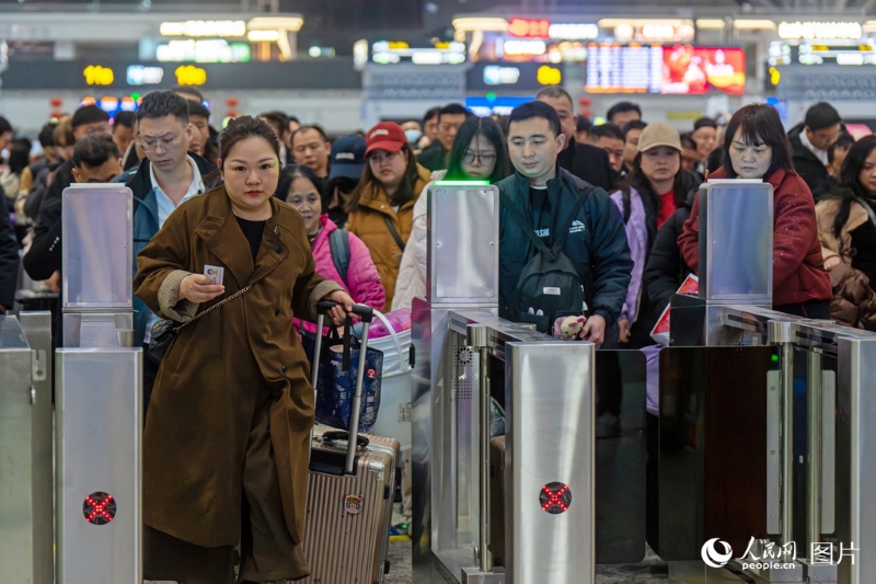En photos : la vague de voyages de la Fête du Printemps 2026 a démarré dans toute la Chine
