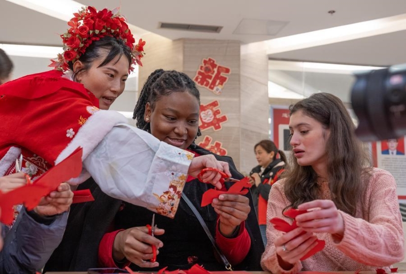 Chongqing : les étudiants étrangers s'immergent dans une ambiance festive de Nouvel An