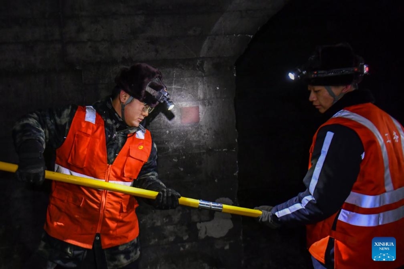 Shanxi : des jeunes techniciens luttent contre la glace dans les tunnels pour assurer la sécurité des services ferroviaires