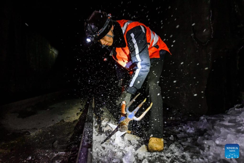 Shanxi : des jeunes techniciens luttent contre la glace dans les tunnels pour assurer la sécurité des services ferroviaires