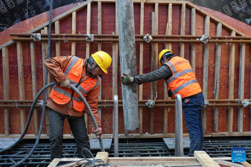 Zhejiang : la tour principale n° 6 du pont autoroutier-ferroviaire Taoyaomen à Zhoushan est achevée