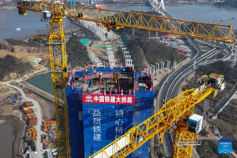 Zhejiang : la tour principale n° 6 du pont autoroutier-ferroviaire Taoyaomen à Zhoushan est achevée