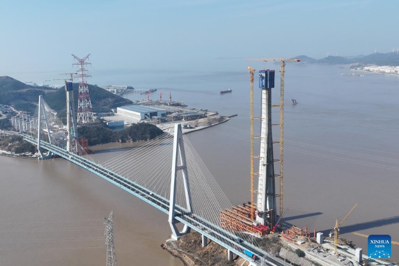 Zhejiang : la tour principale n° 6 du pont autoroutier-ferroviaire Taoyaomen à Zhoushan est achevée
