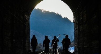 Shanxi : des jeunes techniciens luttent contre la glace dans les tunnels pour assurer la sécurité des services ferroviaires