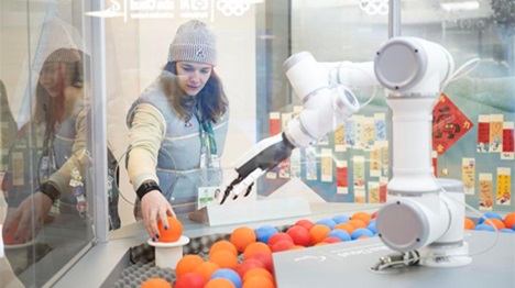 Comment la technologie chinoise ajoute une nouvelle tournure à l'échange de pin's olympiques au village des athlètes de Milan