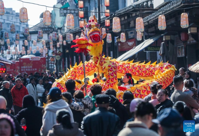 Zhejiang : des activités folkloriques traditionnelles organisées pour célébrer le Nouvel An chinois à Jiande